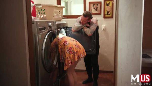 Stream HD scene : Izzy Lush: Wet Hair & Laundry