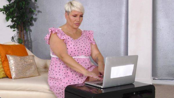 Stream uncensored scene titled : Big ass mature mom shows off riding her new toy in slutty solo