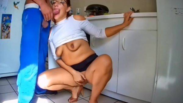 Enjoy watching full scene of : Cette Milf Suce Et Baise Un Plombier En Train De Travailler