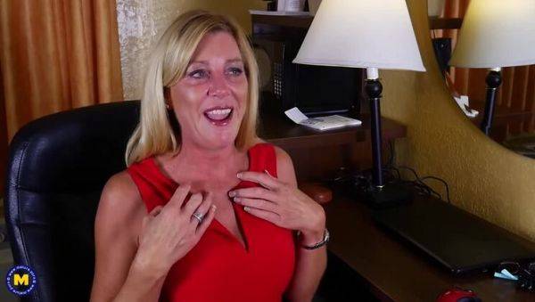 Play this full clip of : Liz Summers: American Housewife and Her Big Tits