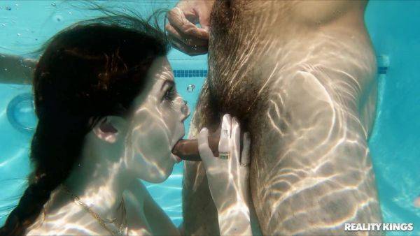 Reality Wet Threesome Hardcore in Pool: Social Sluts Blow Delivery Guy Underwater - BBC James Angel - xhand.com on pornsfind.com