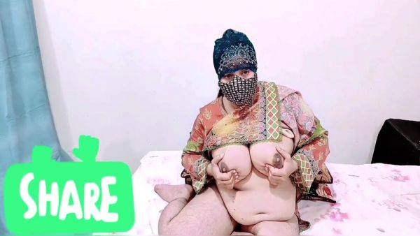 Play the uncut video : Desi Aunty Apni Moti Gand Main Ungli Kr Rahi Hai With Big Naturals