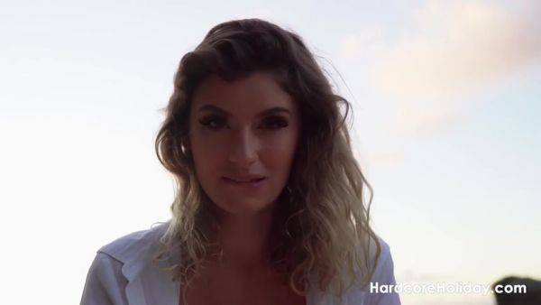 Play this HD scene : Beachside Tease - Candice Demellza