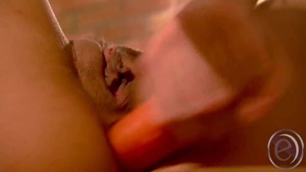 Play the uncut scene called : Ein Bibchen Bi Schadet Nie Sie Weib Wovon Sie Redet 11 Min - Nikky Thorne