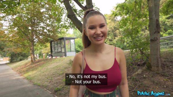 Enjoy watching uncut movie of : Cute Chick Doesnt Wear Panties - Amalia Davis