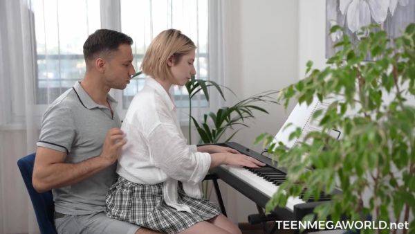 Watch complete clip called : Spicy Music Lesson - Mila Pie