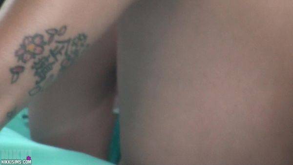 Play uncut video called : Nikki Peep In Screen Room