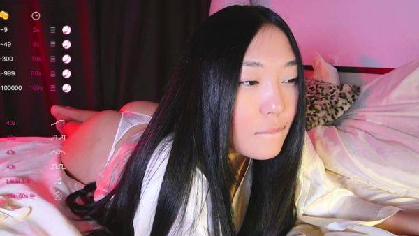 Enjoy watching full clip of : Japanese babe going solo