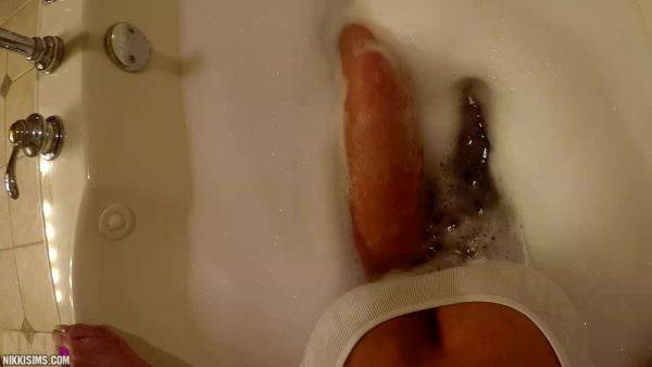 Stream this HD video named : Nikki POV Tub