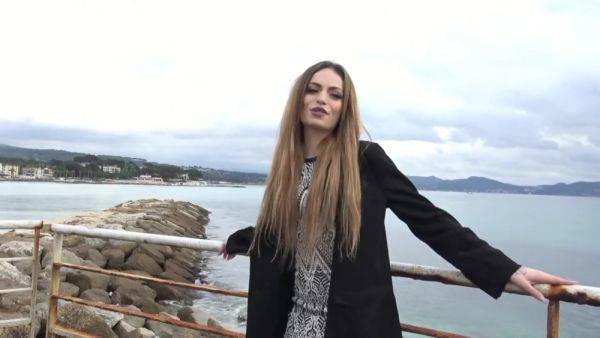 Play complete video called : Clara, 18 years old, student in aesthetics in Toulon!
