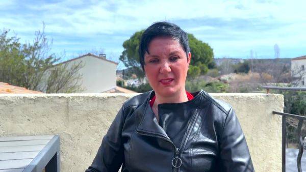 View the complete video titled : Nina, 35, business manager in Aix-en-Provence (13)!