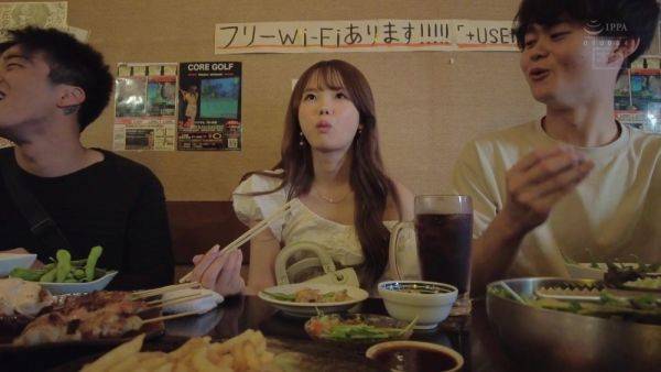 Stream HD clip of : 痴女が三人の男性に前後左右から犯される48939483948439