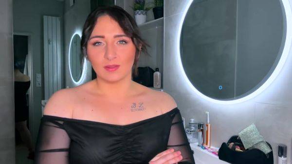 Play hardcore video : Mathilda, 25 years old, shares a stallion with the beautiful Sally!