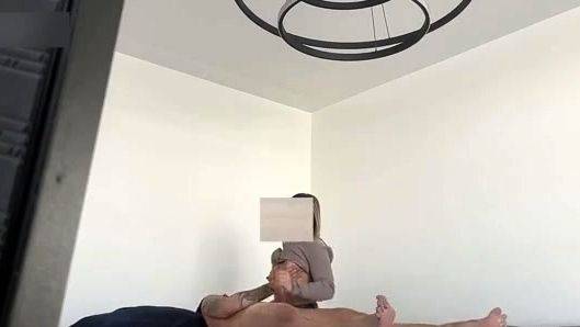 Play the complete movie of : Amateur blonde gives great handjob