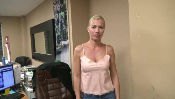 Stream the hardcore movie of : Justine, 37, has not lost her good habits!