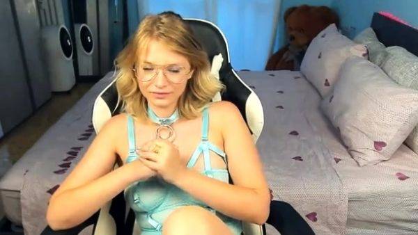 View this uncut movie of : Blonde Camgirl Ana