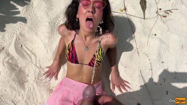 Play the HD movie of : Katty Pees Powerfully On The Beach And I Give Her Golden Shower On Her Face