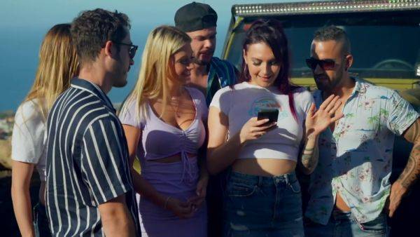 Stream this complete video called : The splendid Alice arrives in the middle of the Canary Islands!