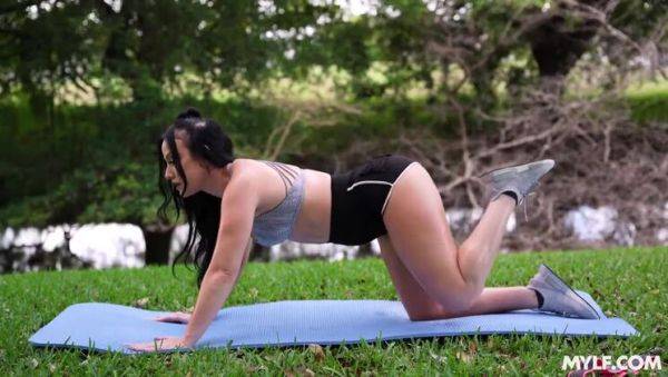 Play complete video : Jennifer White: She Tirelessly Grinds Outdoors