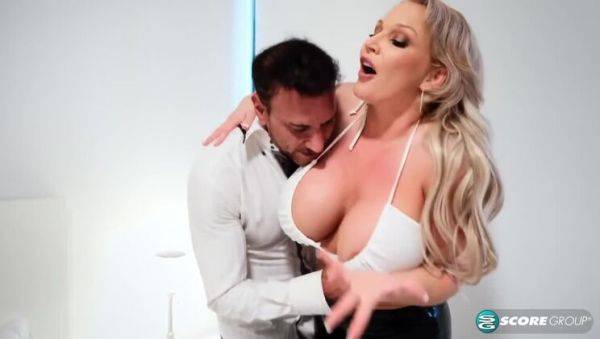 Enjoy watching the complete clip named : Nikki Sexx's Sexual Fever