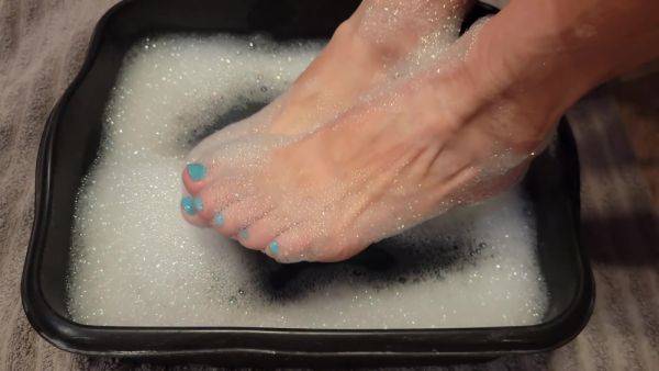 Soapy Foot Bubble Bath - Soaking My Sweaty Feet After A Long Day - hclips.com on pornsfind.com