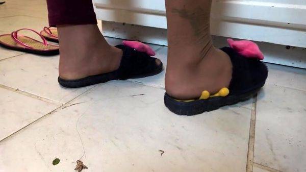 Watch this HD scene : Amateur porn Gives Us Some Foot Fetish Aurora