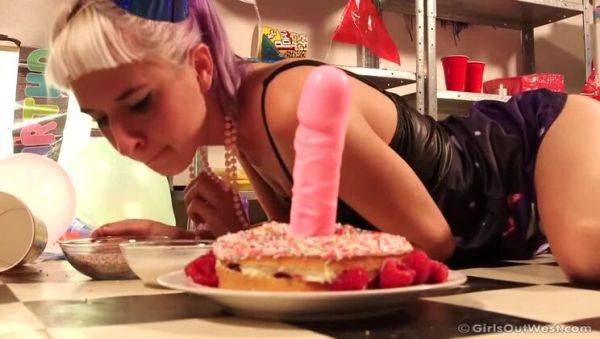 View the complete video named : Logan's Anal Double Penetration