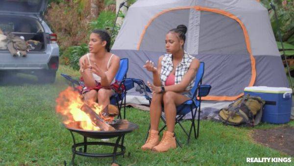 Play complete movie of : Maya Farrell & Sarai Minx: Fireplace Pussy Licking – 13.6.2022