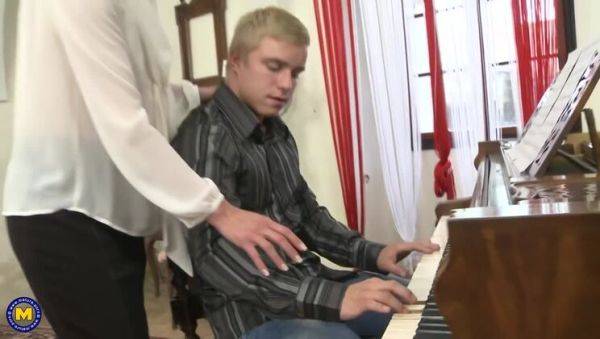 Watch the full clip : Mature amateur slut getting facial with Gysela and her toyboy