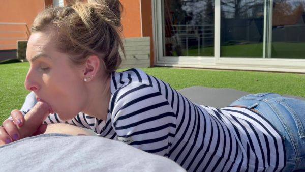 Stream complete video : I Give Him A Little Blowjob In The Sun To Swallow My Dose Of Cum