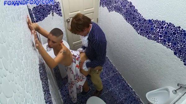 Stream uncut scene : Austin Powers And Bald Girl Have A Sex In A Public Toilet