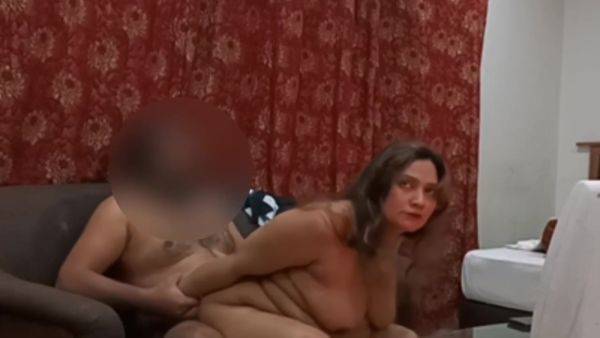 Enjoy watching the full video titled : Paki Chubby Aunty Fuck Young Man