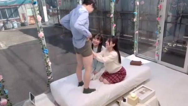 Play this complete clip named : 07075,A woman who screams in agony