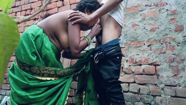 Hot Indian Bhabhi Outdoor Real Anal Sex Video Desi Bhabhi Ki Chudai Ghar Ke Pichhe Real Chudai Video - desi-porntube.com - India on pornsfind.com