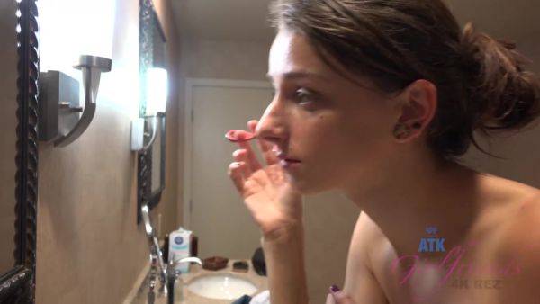 Watch the full movie called : Virtual Vacation In Las Vegas With Willow Hayes 1/3