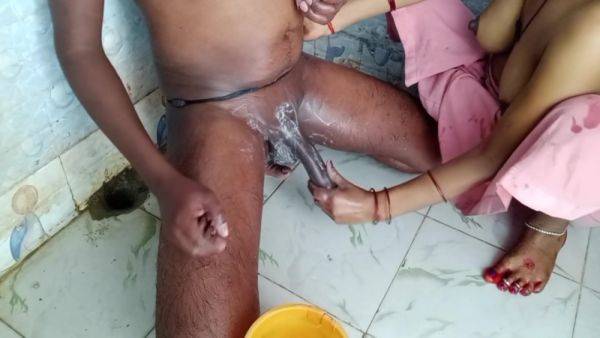 Today We Took Out The Pubic Hair And Stepsister-in-law Shook My Penis And Spilled The Water - desi-porntube.com - India on pornsfind.com