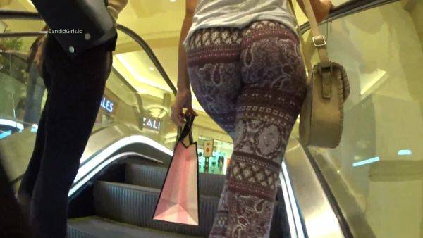 Jiggly Teen Ass Mall Candid - voyeurhit.com on pornsfind.com