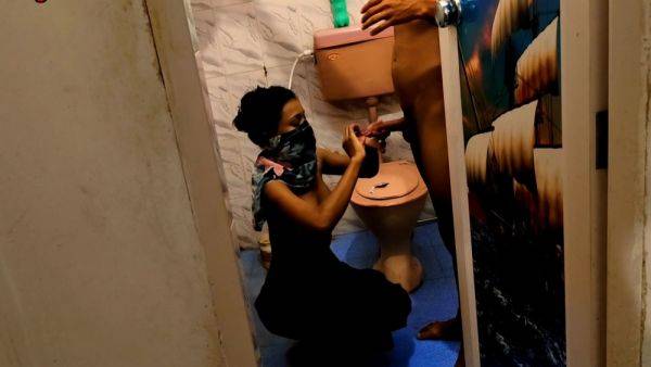 Ko Chhod Ke Chut Fad Do Toilet - desi-porntube.com - India on pornsfind.com