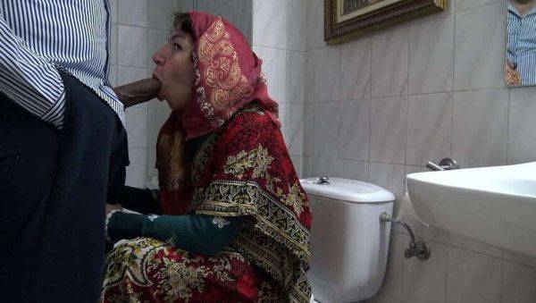 A Raunchy Turkish Muslim Spouse's Encounter with a Black Immigrant in a Public Restroom - veryfreeporn.com - Britain - Turkey on pornsfind.com