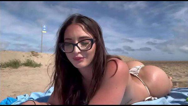 View the complete video titled : I encounter a stranger at the beach and perform oral sex on him