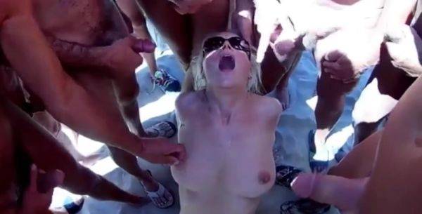 Stream complete scene : Cochonne mâture en bukkake sur la plage