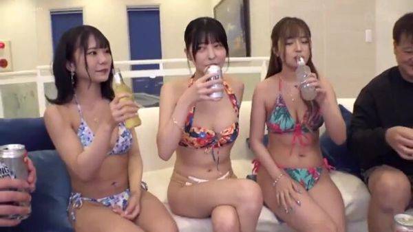 Play this HD clip of : TJRHTJRKUTJTRGEWRSTCV372