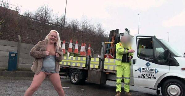 British amateur slut pees on the street and doesn't care - alphaporno.com - Britain on pornsfind.com