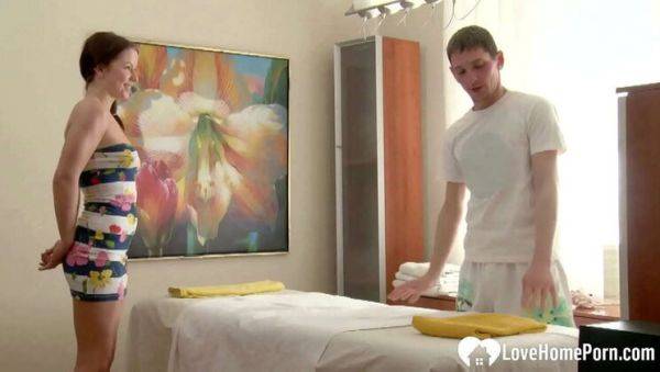 Stream full scene : Amateur Teen Eliz Gets Oil Massage and Doggystyle Fuck by Bedeu