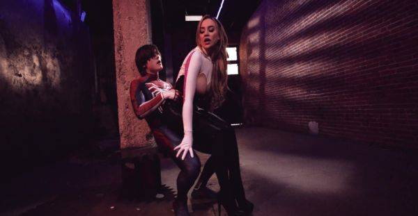 Play the uncensored scene titled : Two hot babes Blake Blossom and Tyler Cruise have fun in a playful setting