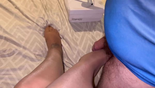 Stream hardcore movie called : Amateur BBW Wife Films Cum On Her Pantyhose Feet With Smartphone