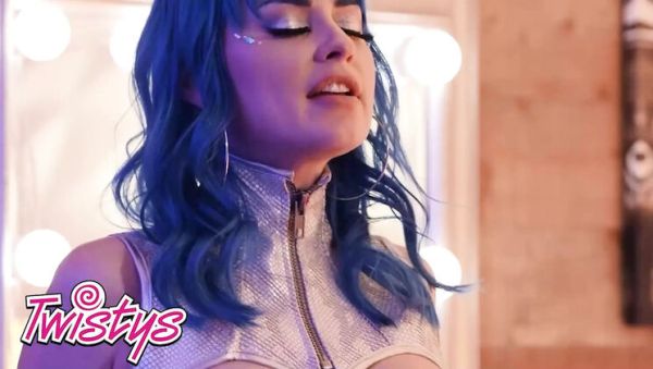 Play this HD movie : Twistys: Jenna Foxx and Jewelz Blu Caught Peeking Leads to Steamy Lesbian Surprise with Big Tits and Fingering