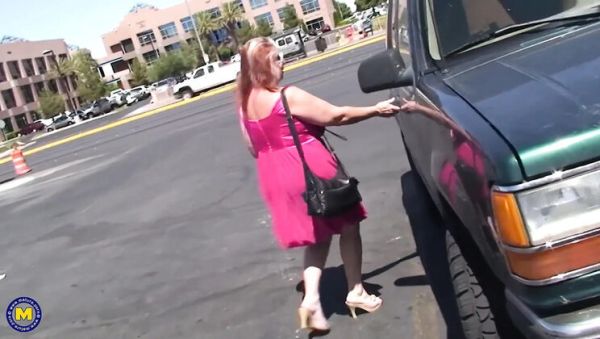 Play uncut video called : Slut Deb Fisted Hard in Garden by Chunky Mature MILF