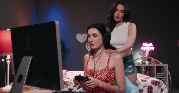 View the hardcore movie of : Massage on the bed with two pretty girls