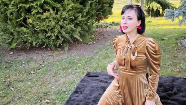 Stream uncensored scene called : Amateur MILF Wanilianna Teases in Garden Outdoor Solo HD